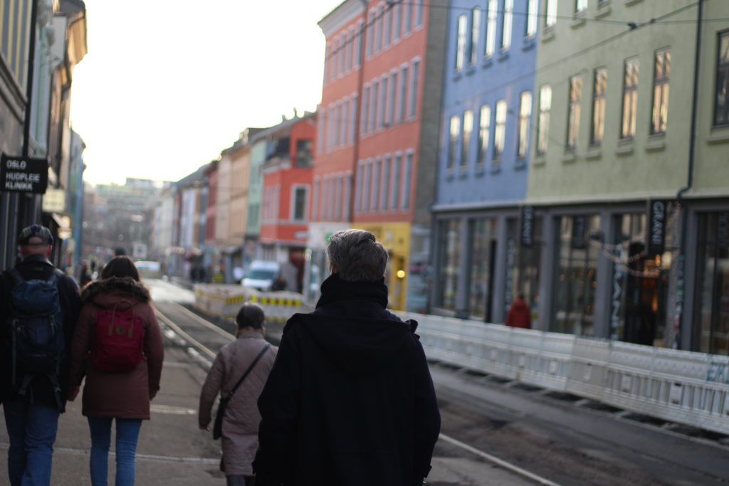 Les rues d'Oslo sont colorées, des personnes s'y promènent.