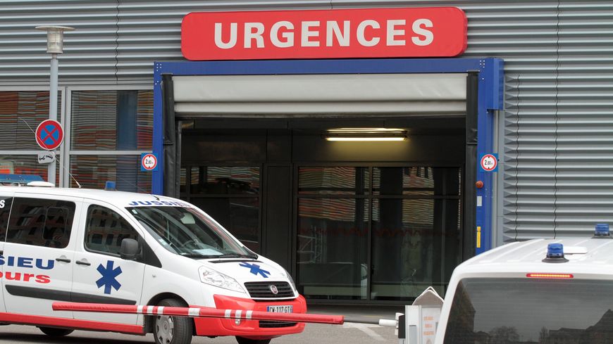 Les urgences sont dépassées par l'affluence de patients covid-19. Ici une photo avec une ambulance devant l'entrée des urgences.