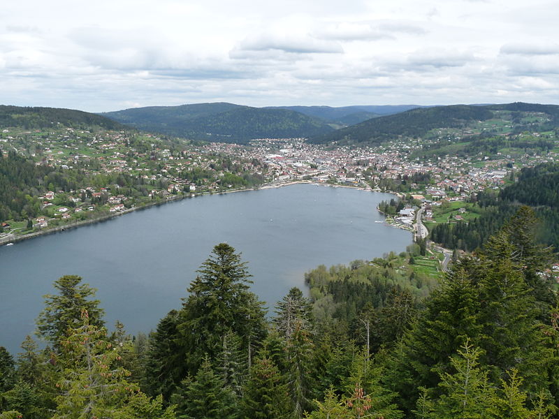 Le lac de Gérardmer depuis la tour du Mérelle. C : Ji-Elle.