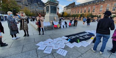 Les femmes s'expriment pendant la manifestation "toutes en jupe" à Strasbourg. Crédit photo : Lucie d'Agosto