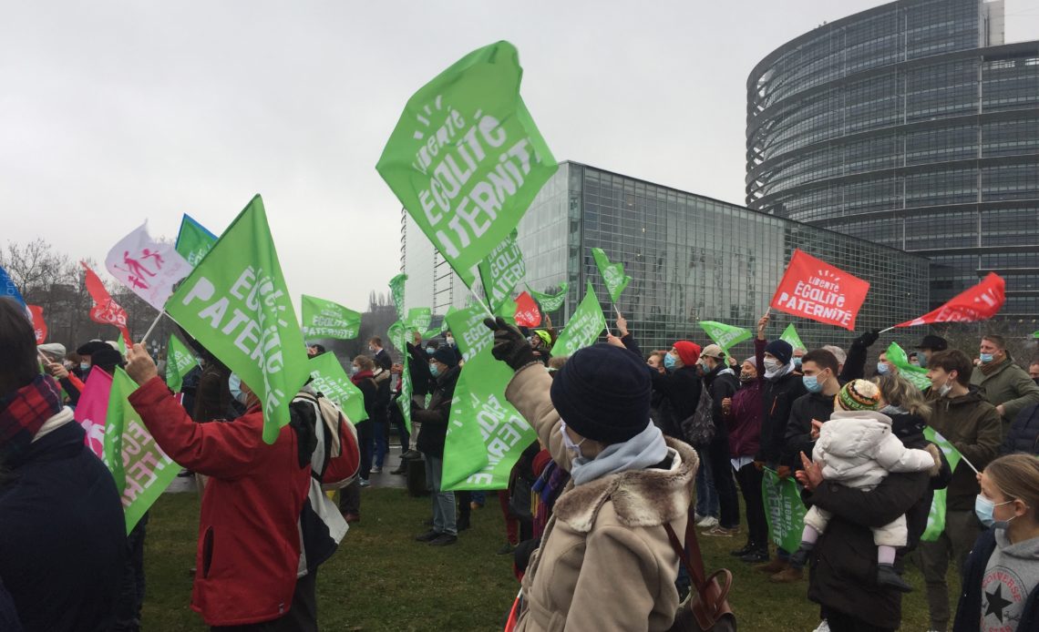 La Manif pour Tous revendique devant le Parlement Européen son mécontentement face au projet de loi bioéthique. Crédit photo : Sofiane Ait Ikhlef.
